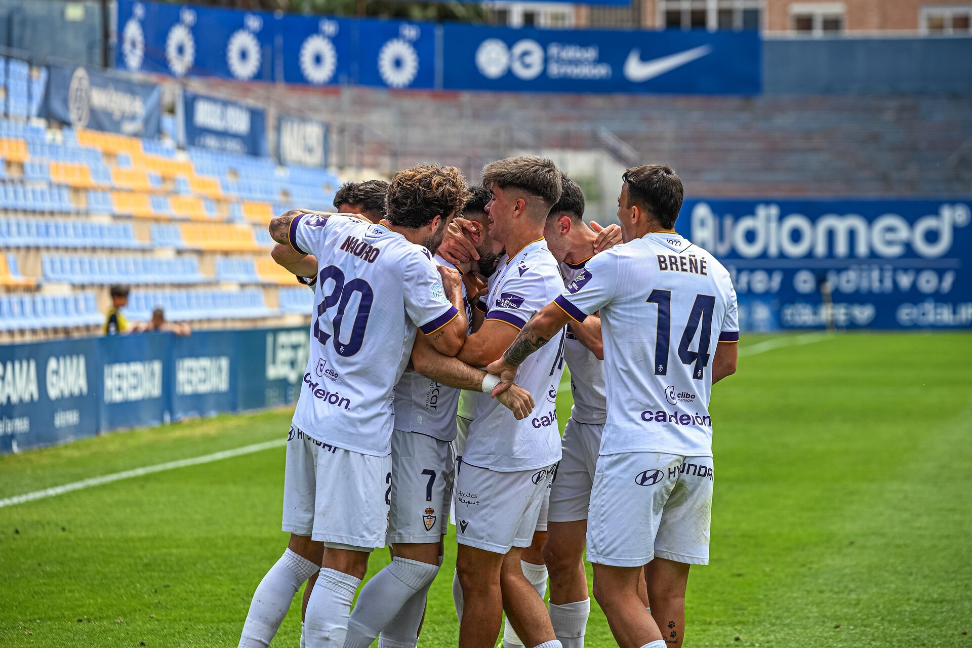 El Real Jaén golpea en el descuento y se afianza en el playoff