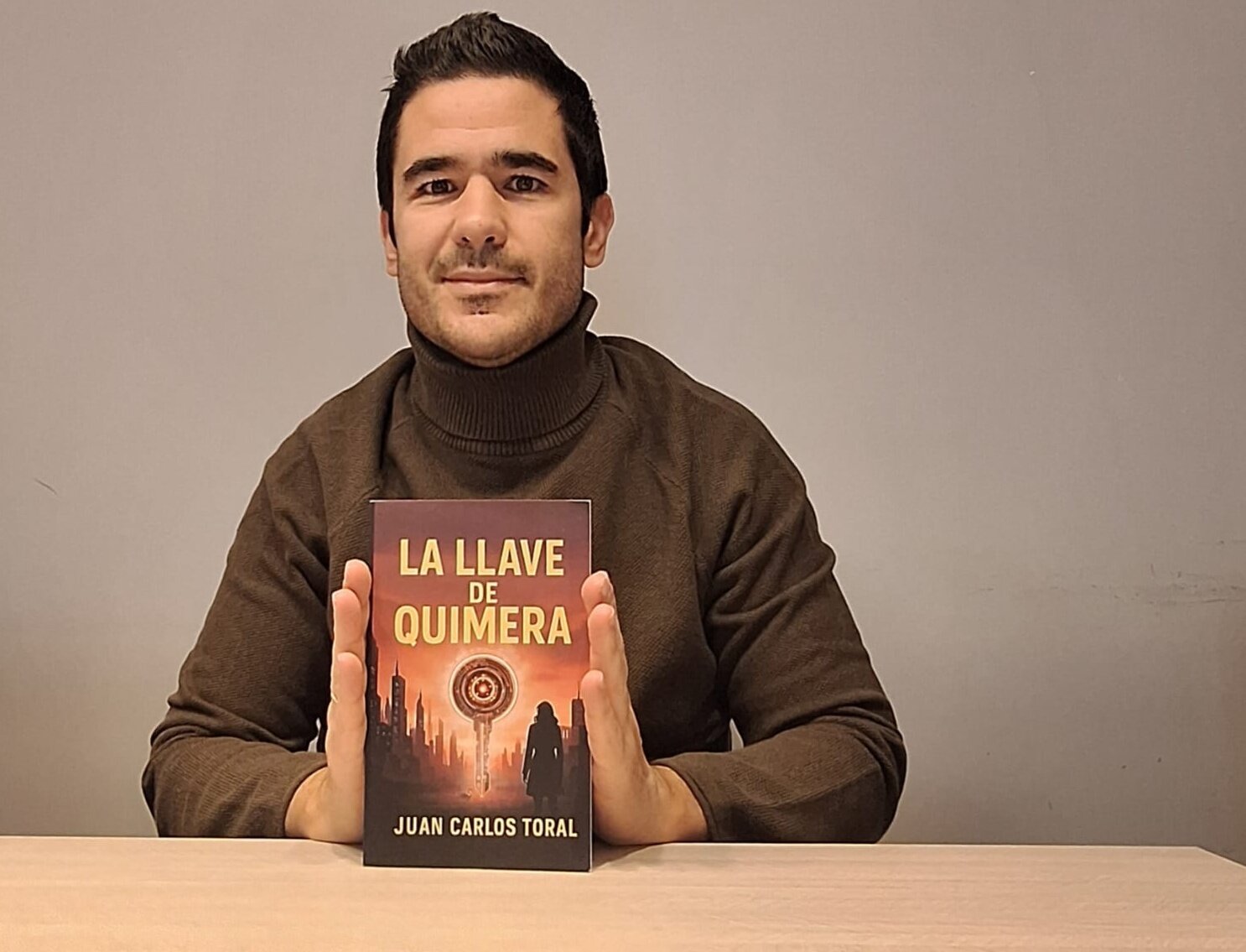 Juan Carlos Toral regresa a su universo bélico tecnológico con 'La llave de quimera'