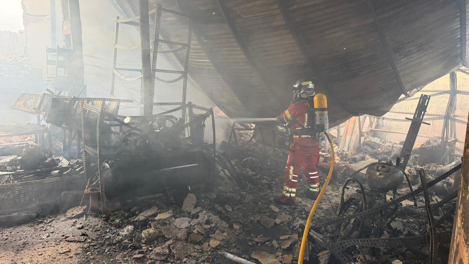 Un incendio calcina tres naves en Úbeda y obliga a cortar varias calles