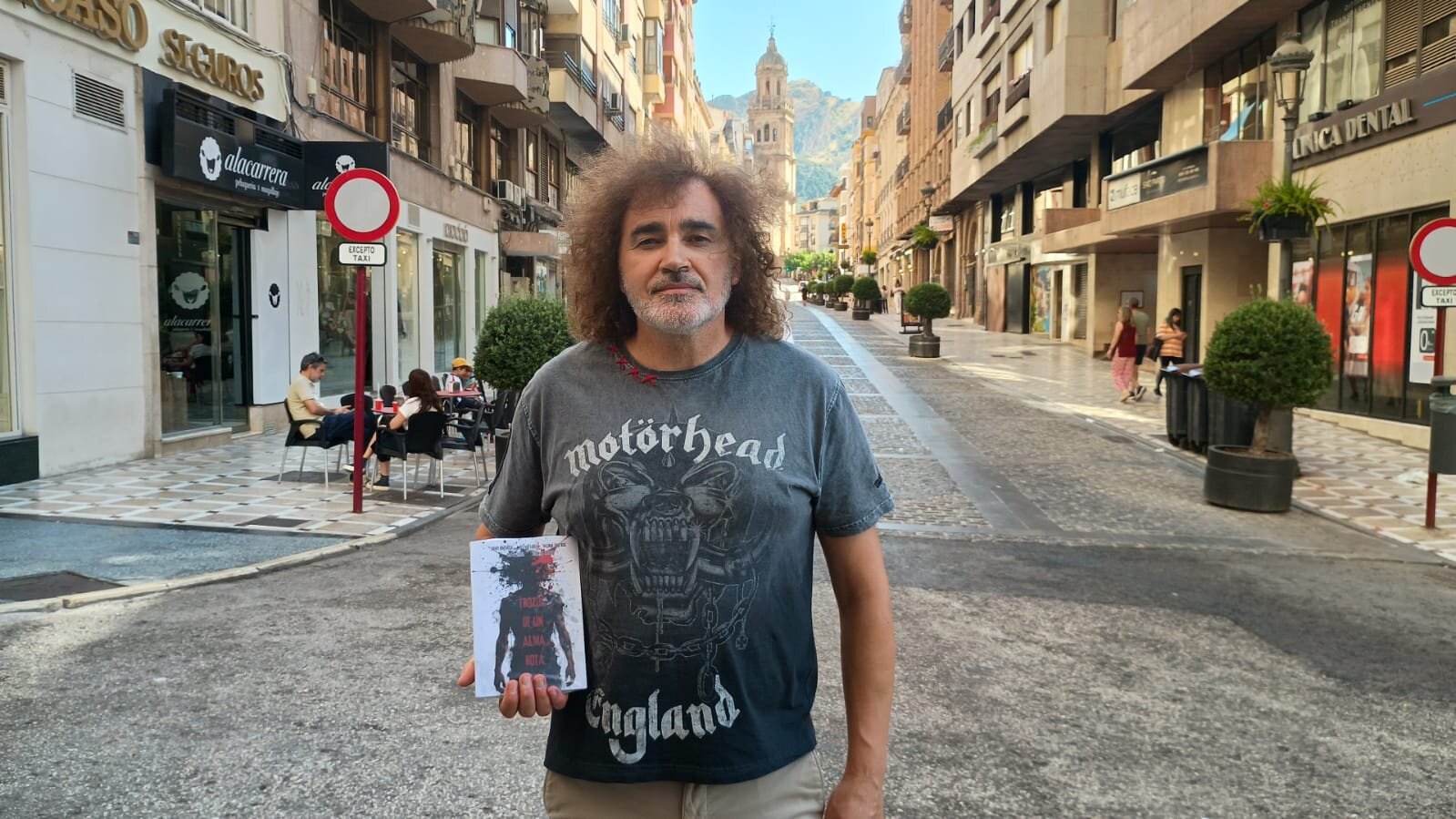 "La lucha antiterrorista está muy presente en mi escritura"