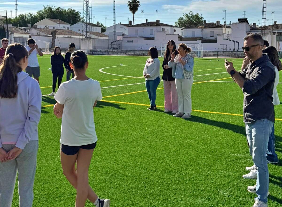 Una treintena de jóvenes participan en Lopera en una jornada de deporte y ocio saludable