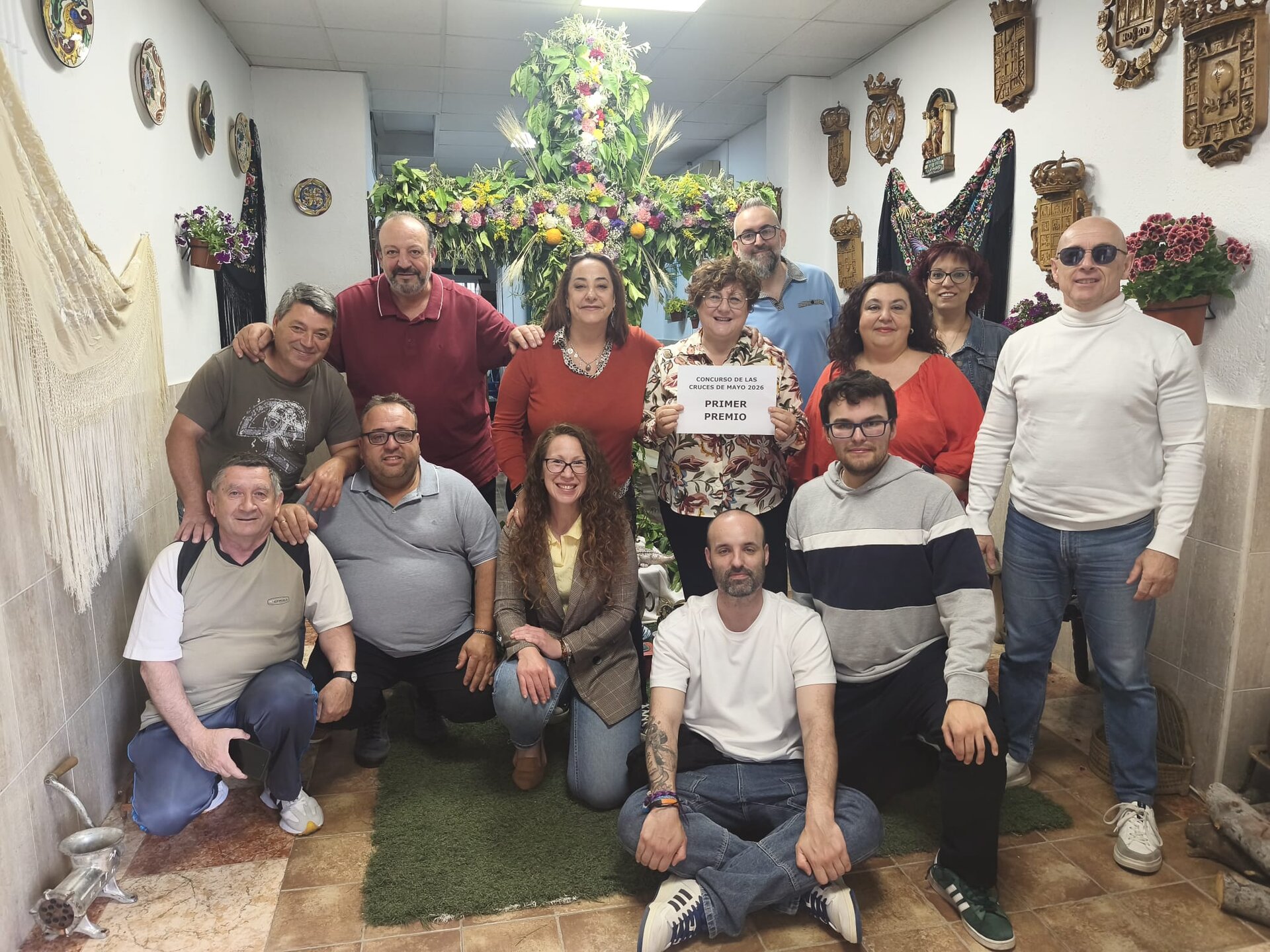 Las Cruces de Mayo resisten a la lluvia y reafirman su arraigo 