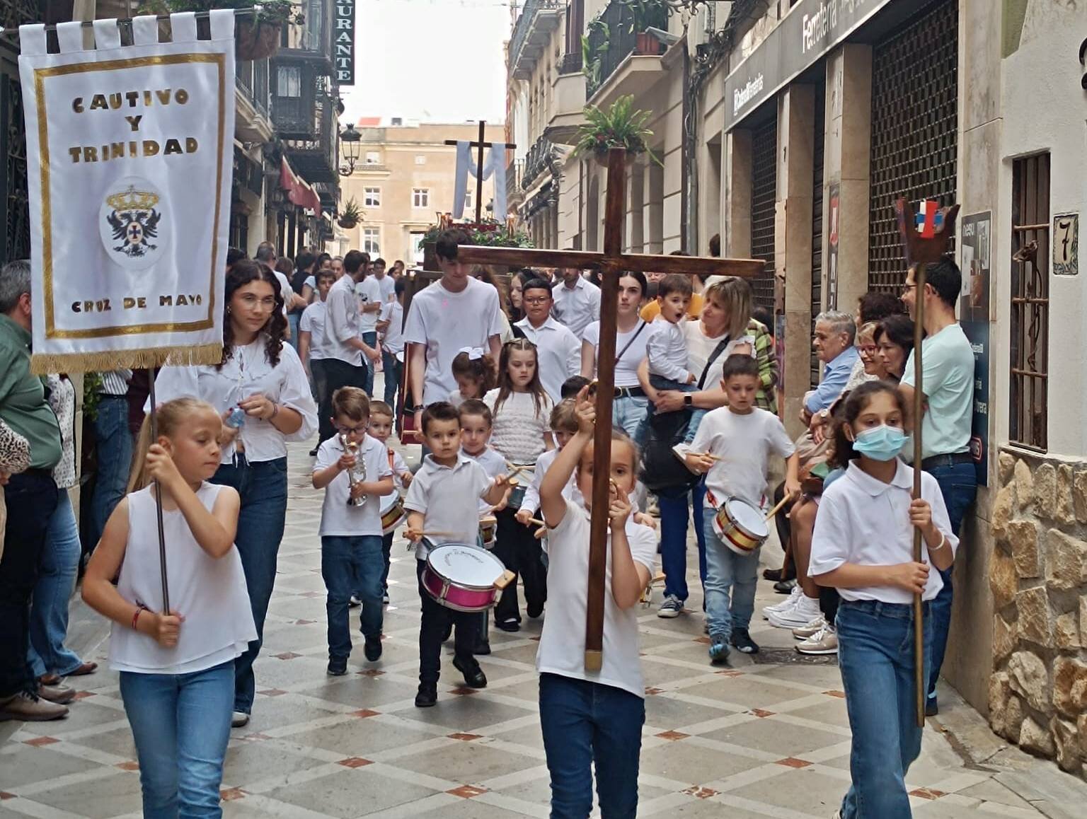 Las procesiones infantiles llenan de tradición la Cruz de Mayo