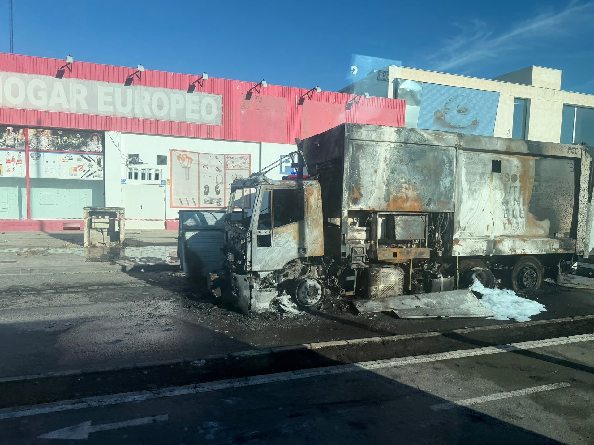 Un residuo mal depositado provoca un incendio y destruye un camión de recogida en Jaén