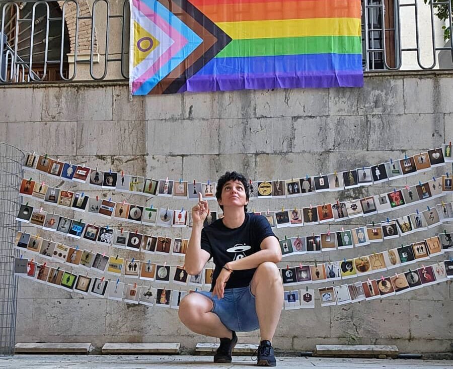Delma Álvarez se suma al Orgullo con más de 350 iconos de baños de mujeres