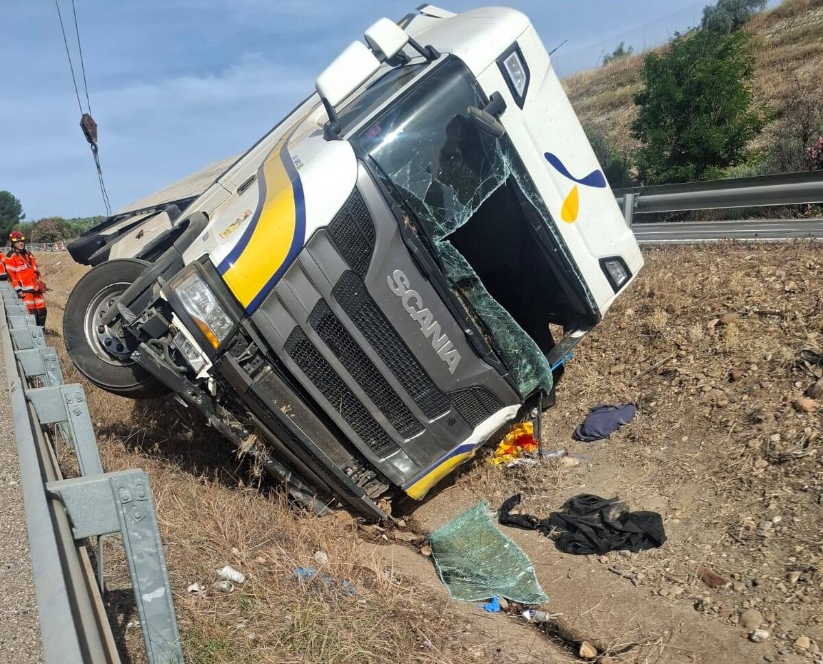 Un fallecido y una herida tras volcar un camión en la A-4