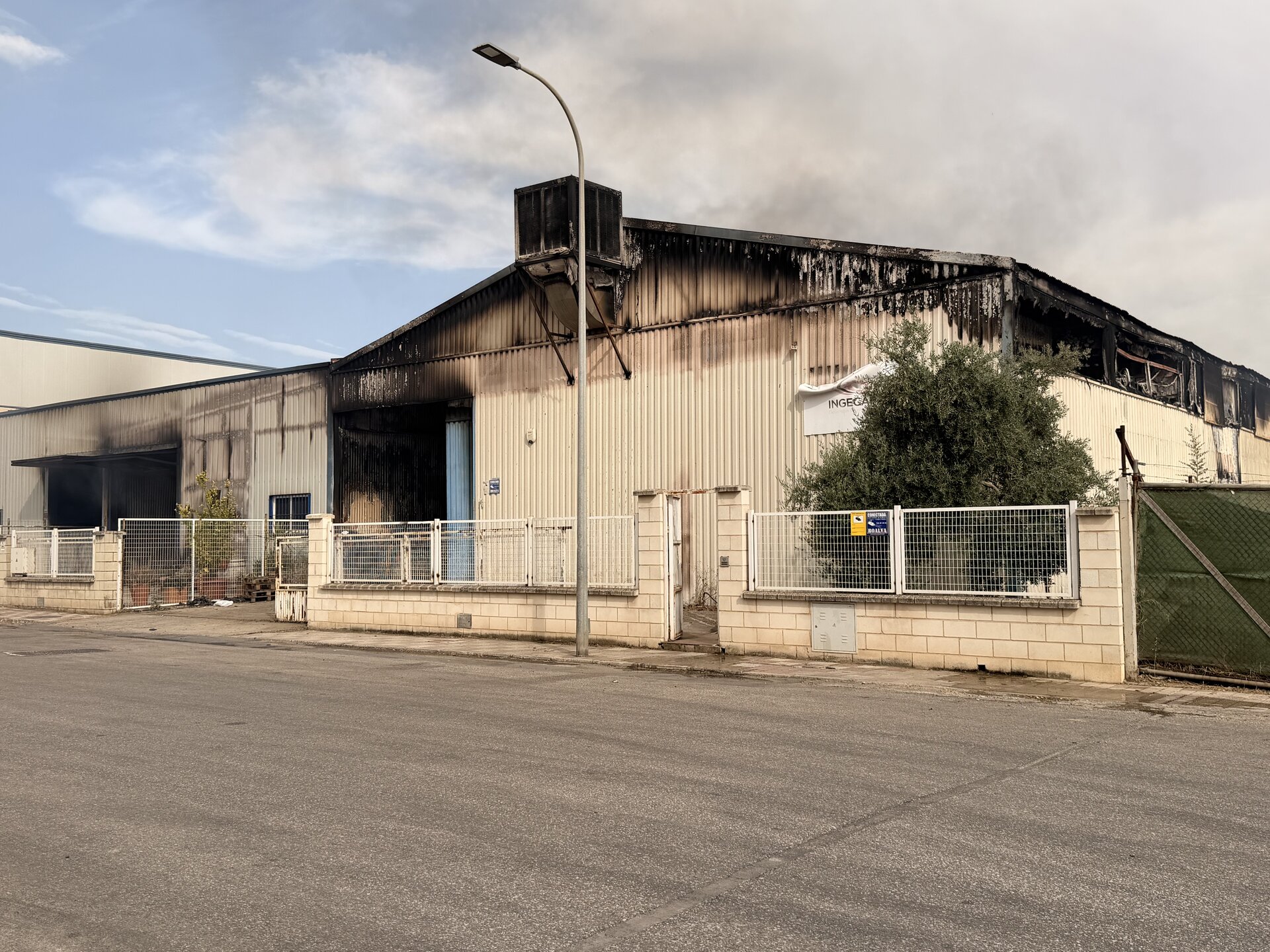Un incendio en el polígono Aquisgrana de La Carolina afecta a varias naves
