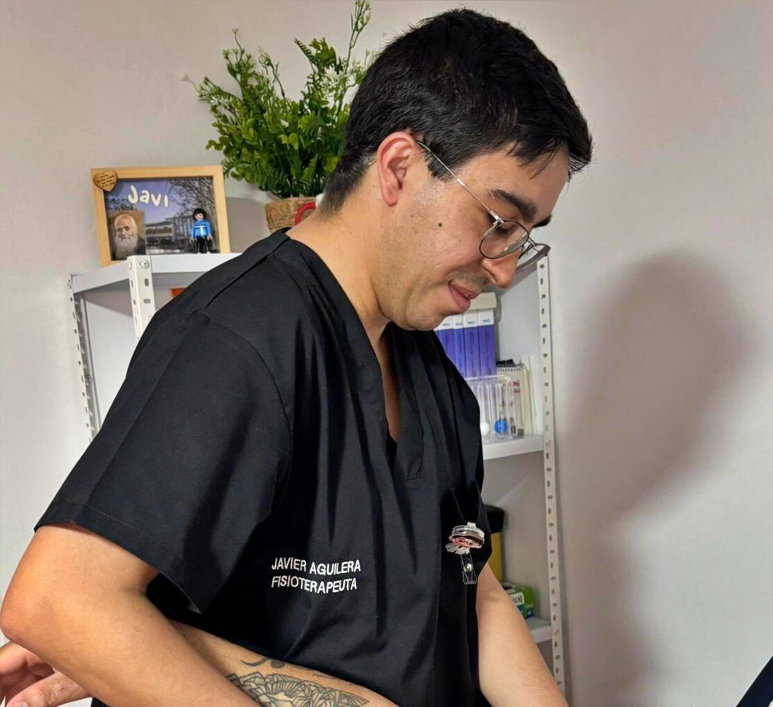Javier Aguilera, el joven con discapacidad visual que abre un gabinete de fisioterapia en La Rábita