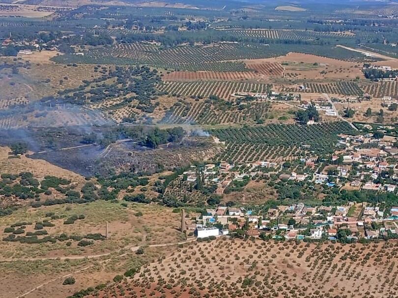 Estabilizado el incendio forestal en Linares