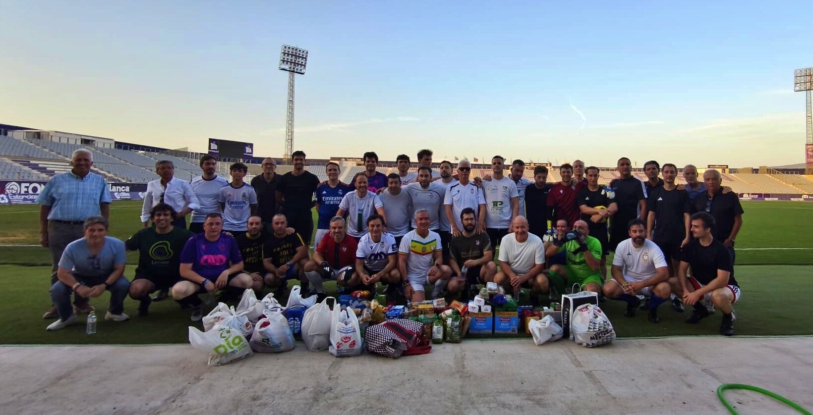 Reporteros contra políticos de Jaén: fiesta de goles y solidaridad en La Victoria