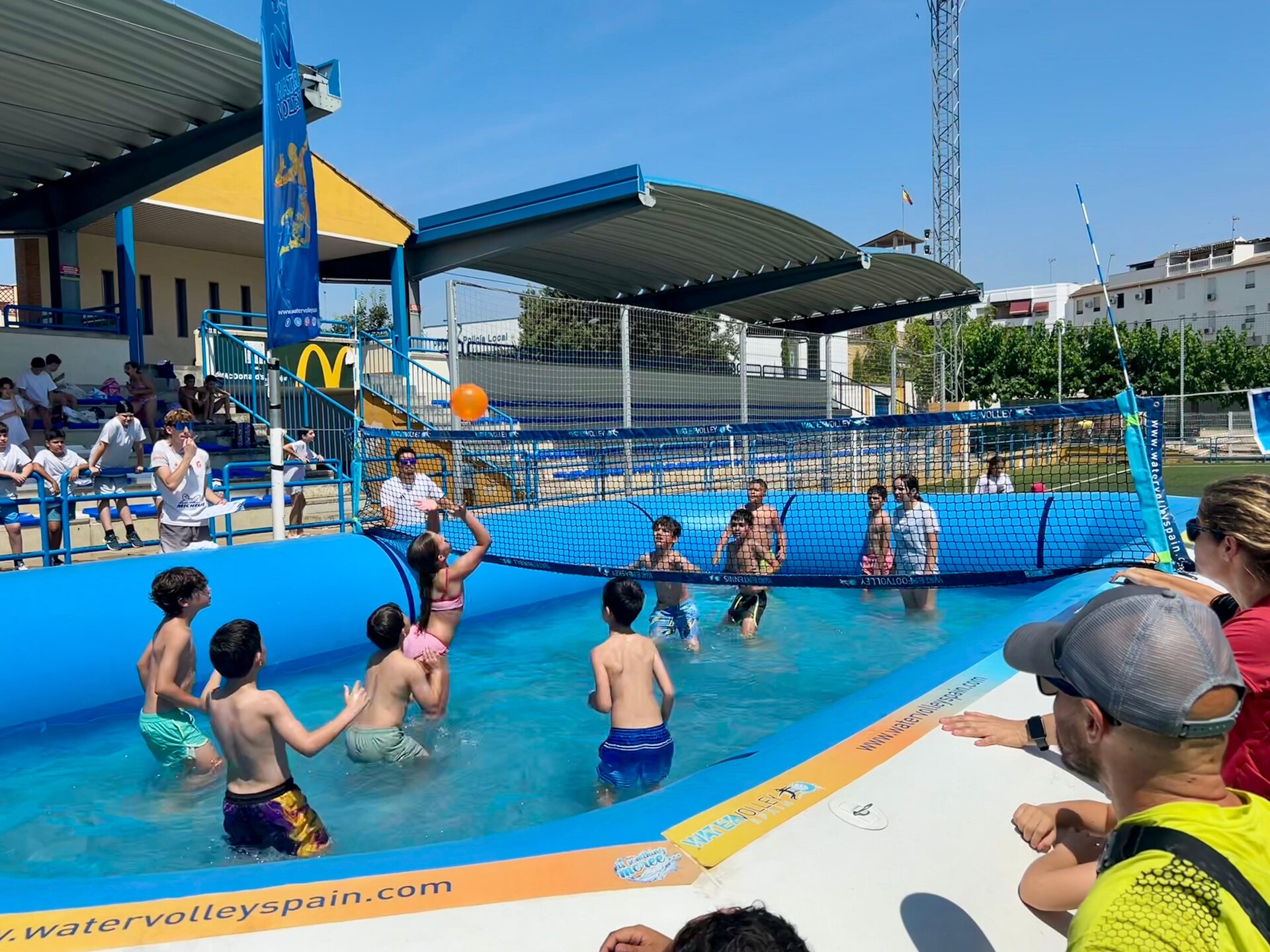 Más de 300 escolares se sumergen en el Water Volley en Andújar