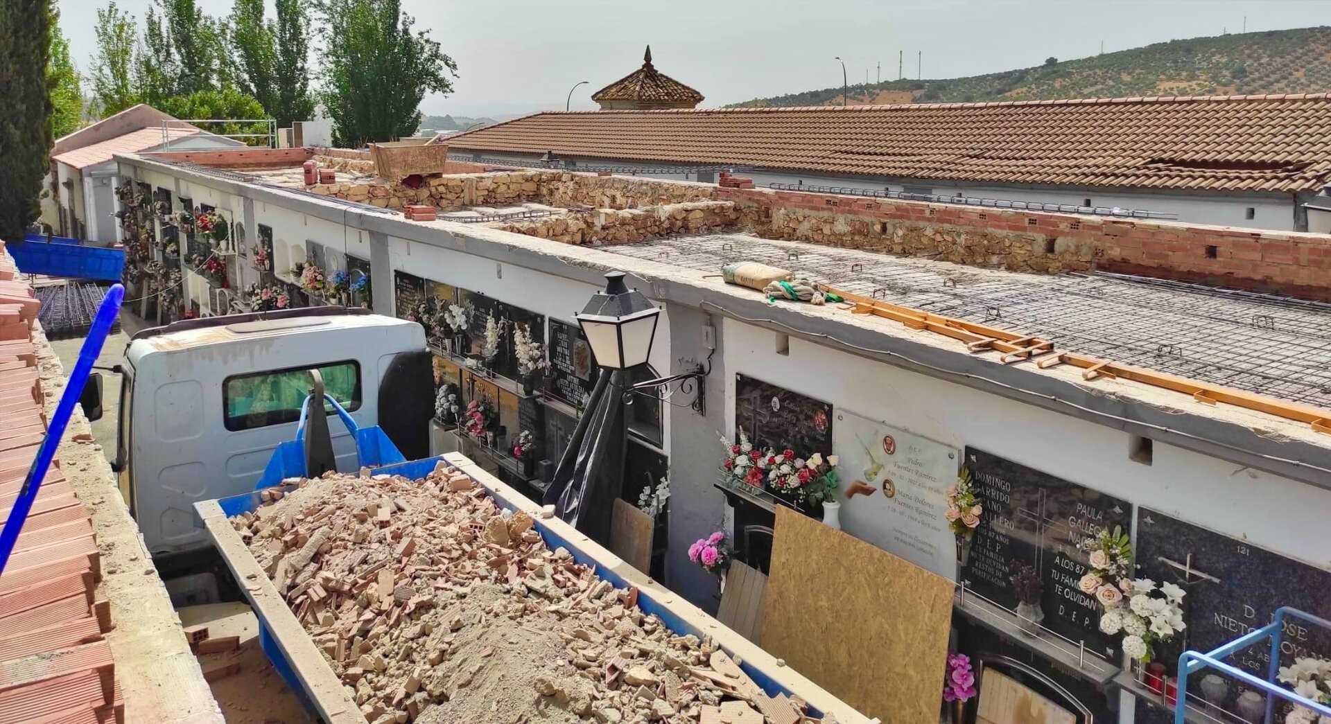 Alcalá la Real inicia obras de emergencia en módulos del cementerio por daños estructurales