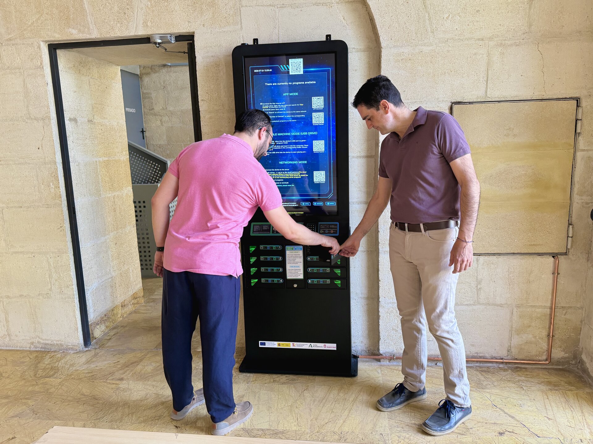 Alcalá la Real instala cinco estaciones de carga gratuita para dispositivos móviles en espacios turísticos