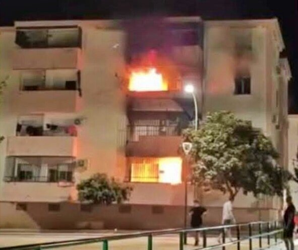 Un incendio calcina una vivienda y obliga a desalojar un bloque de pisos en La Carolina