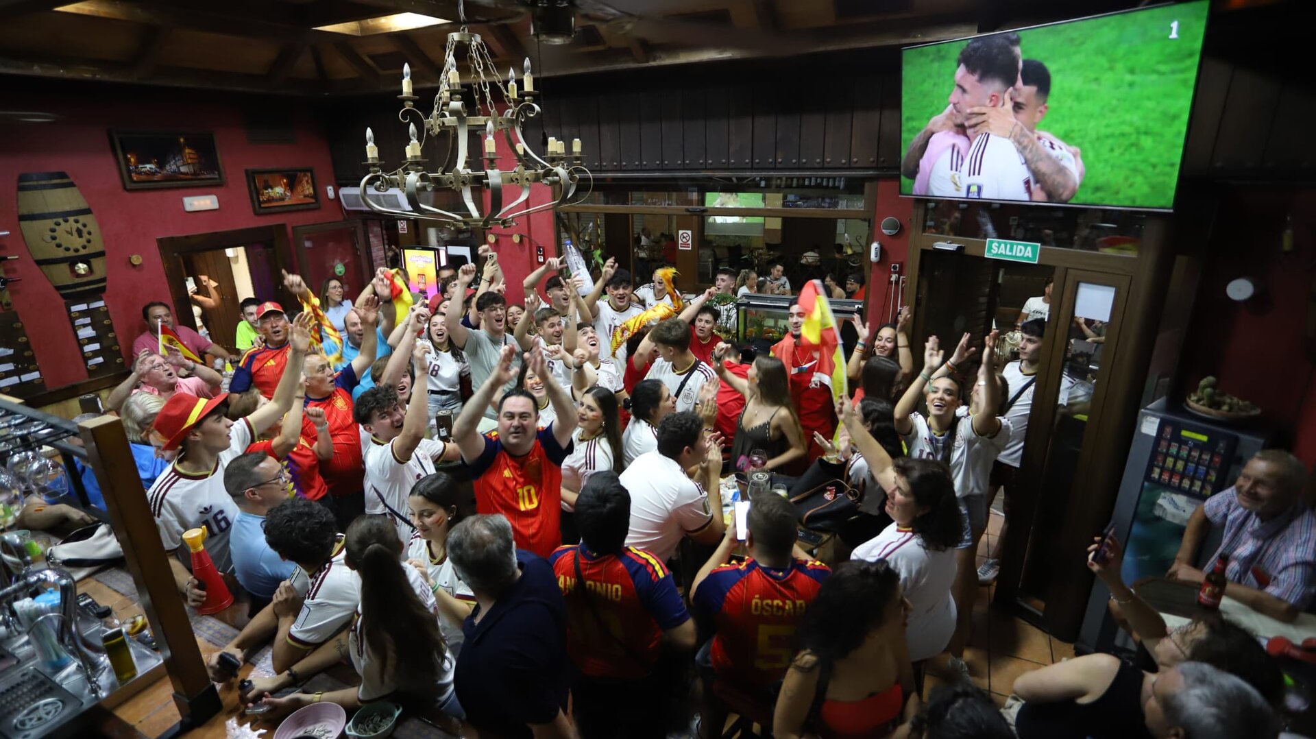 La Roja enamora con su fútbol y llena Jaén de banderas nacionales