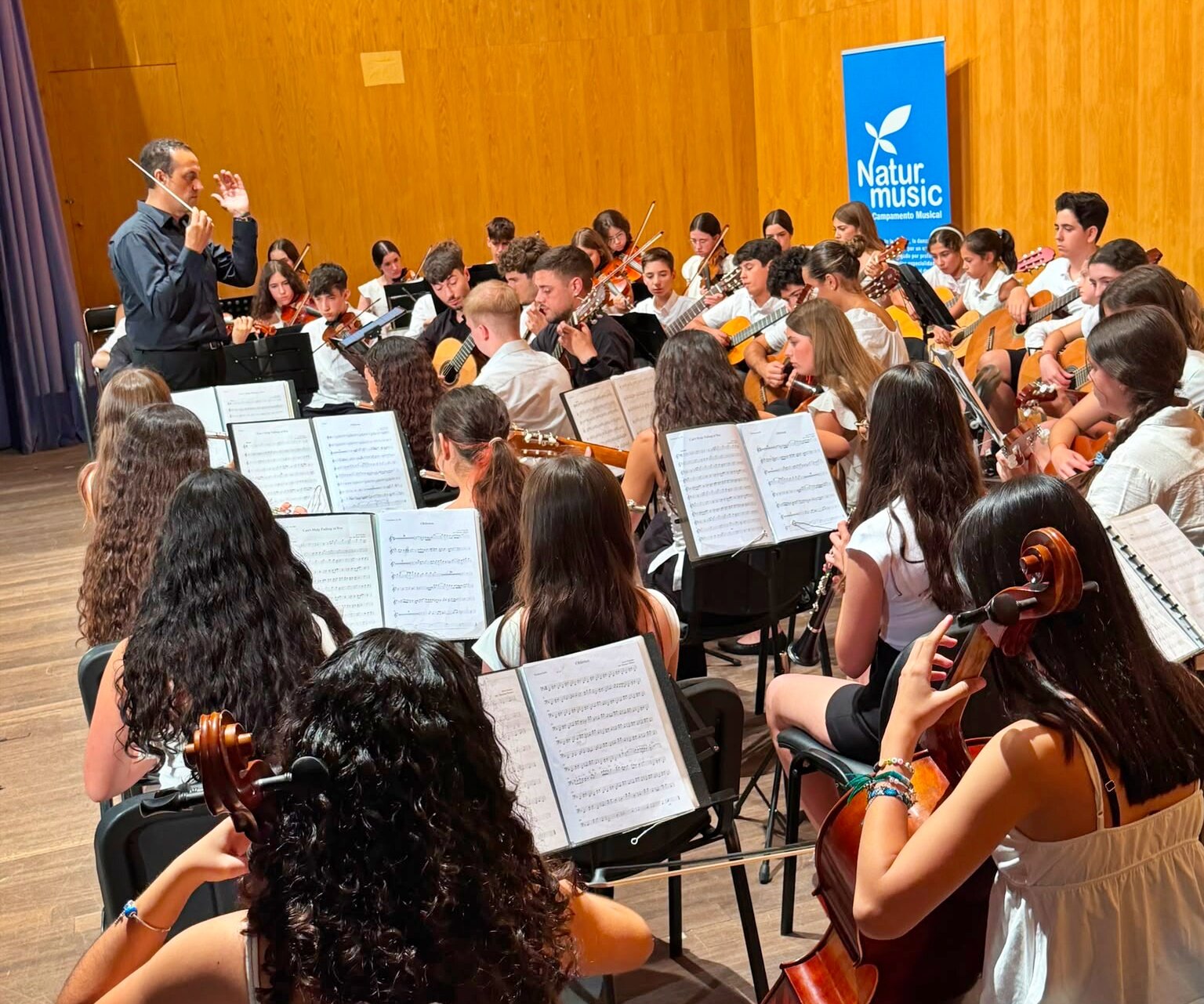 El guitarrista jiennense Enrique Muñoz implica a más de 200 jóvenes en Naturmusic