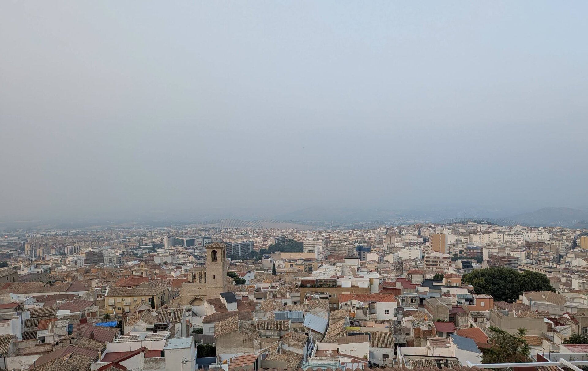 El humo de los incendios del centro de España cubre Jaén 