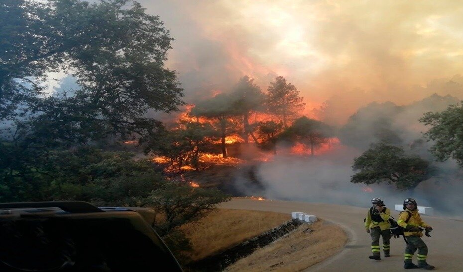 El incendio de Santa Elena obliga a desalojar a unas 190 personas y activa la fase de emergencia