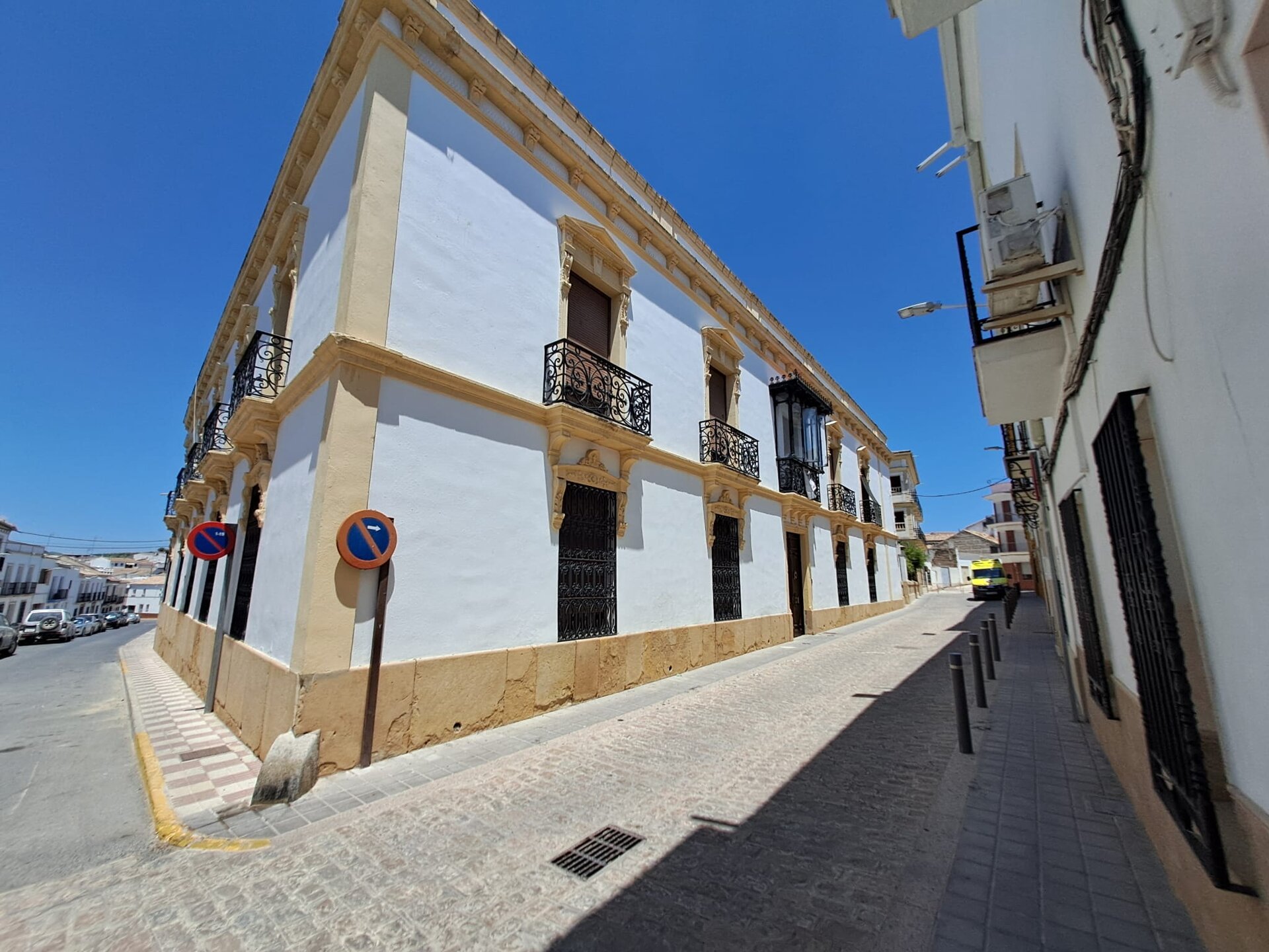 La congregación de la residencia de Lopera negocia con el Ayuntamiento financiación para la subida del precio de las plazas
