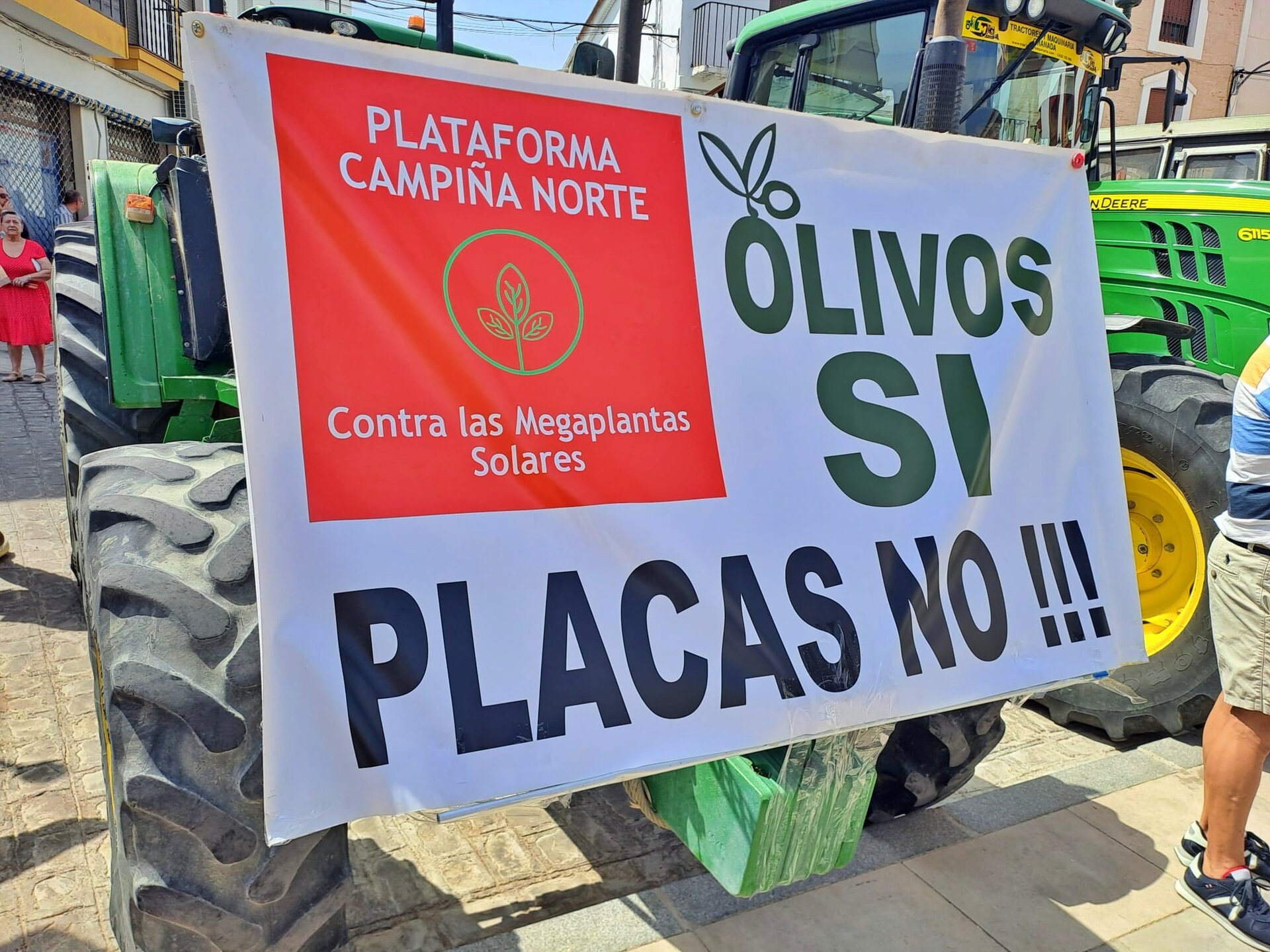 Los tractores vuelven a Lopera contra las plantas solares en olivares