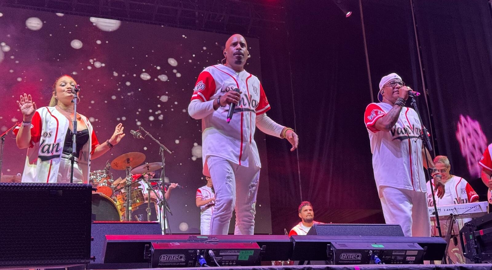 Los Van Van sacan a bailar a Etnosur