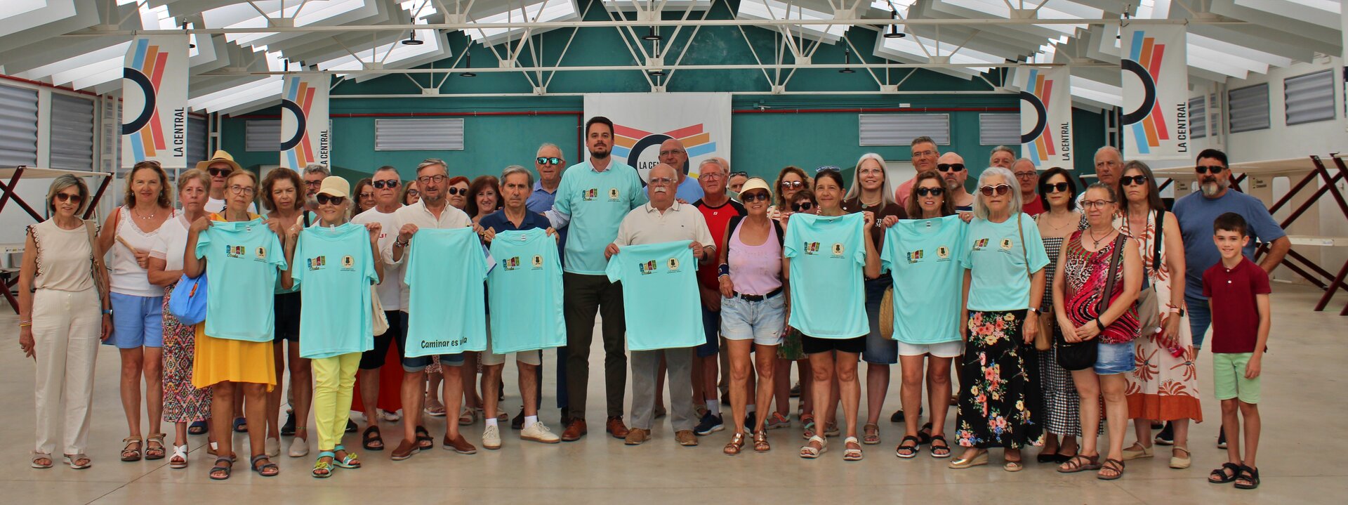 El Club Deportivo Senderismo Úbeda recibe 150 camisetas para sus próximas rutas