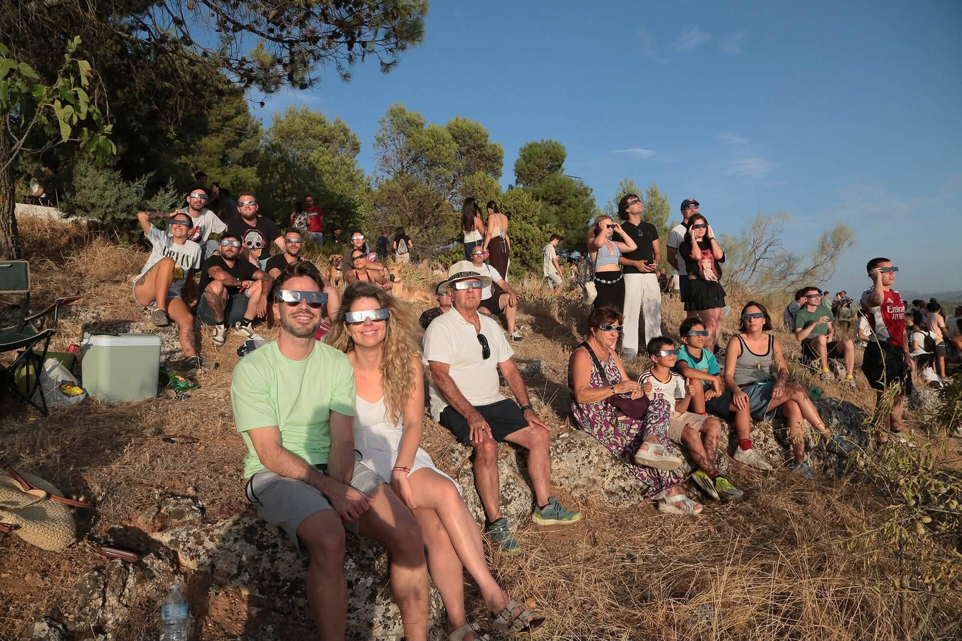 El mar de olivos mira al cielo ante un eclipse para la historia