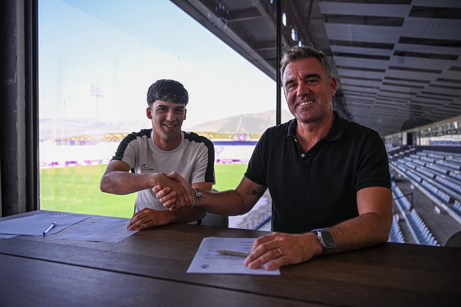 Mario Pozo firma su primer contrato profesional con el Real Jaén
