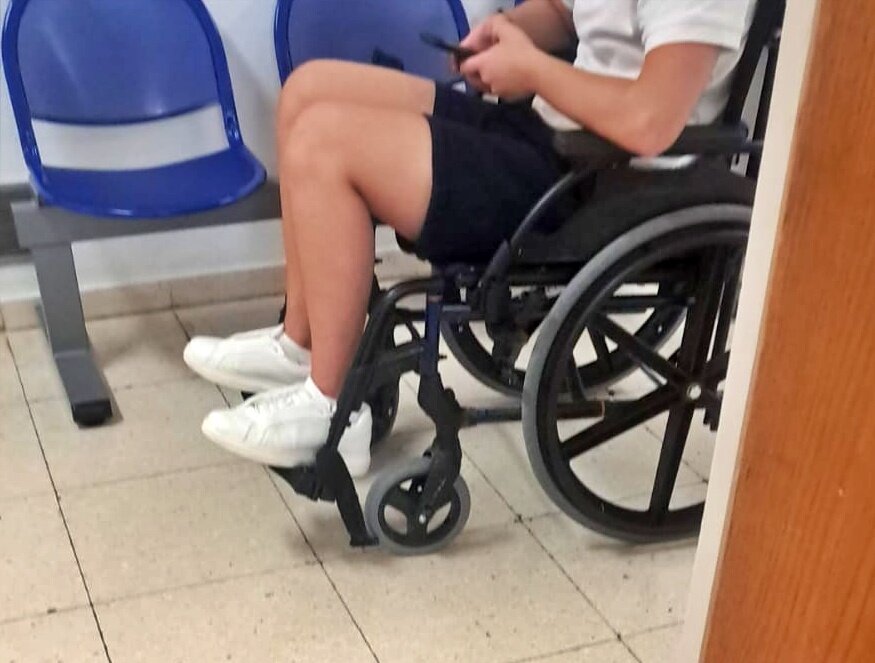 Una madre denuncia dos meses de demora en la atención a su hijo por una lesión de rodilla