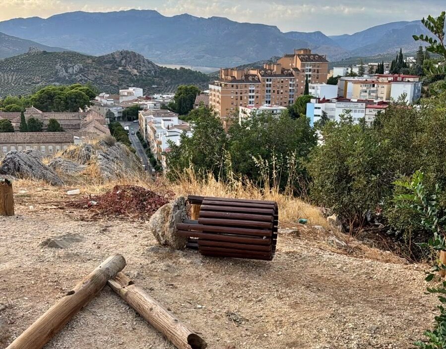 Destrozan las vallas y papeleras del Mirador del Tambor de Jaén