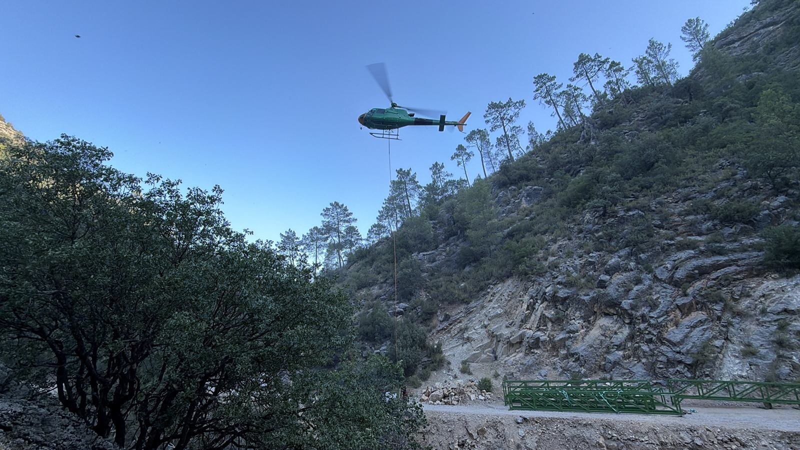 El Borosa recupera sus pasarelas con una compleja operación aérea