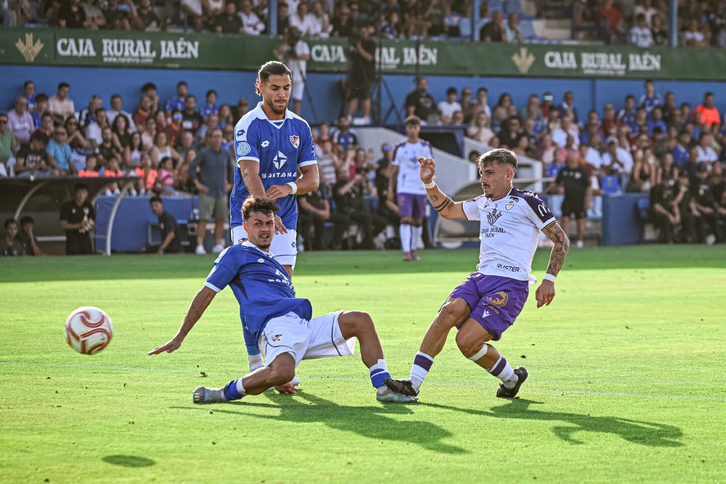 El Real Jaén suma su primer triunfo de la pretemporada al imponerse al Linares en Linarejos