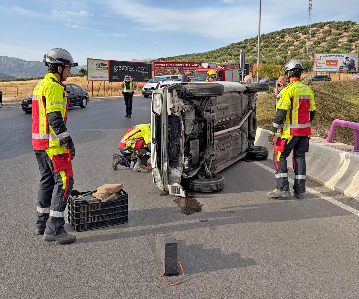 Los bomberos rescatan a una conductora tras volcar su coche junto a Ifeja