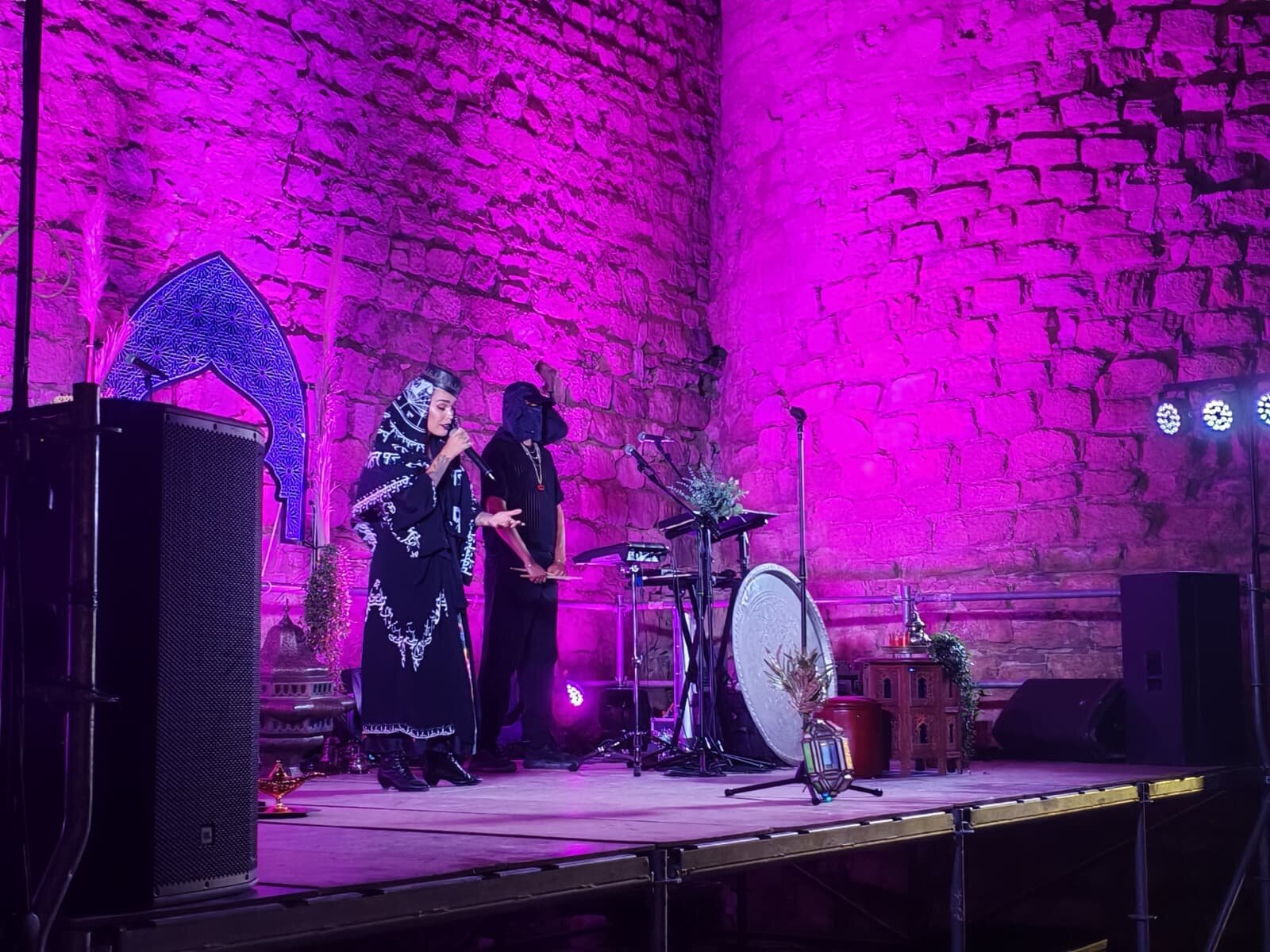 Vinila Von Bismark conquista la Muralla con su música sin fronteras