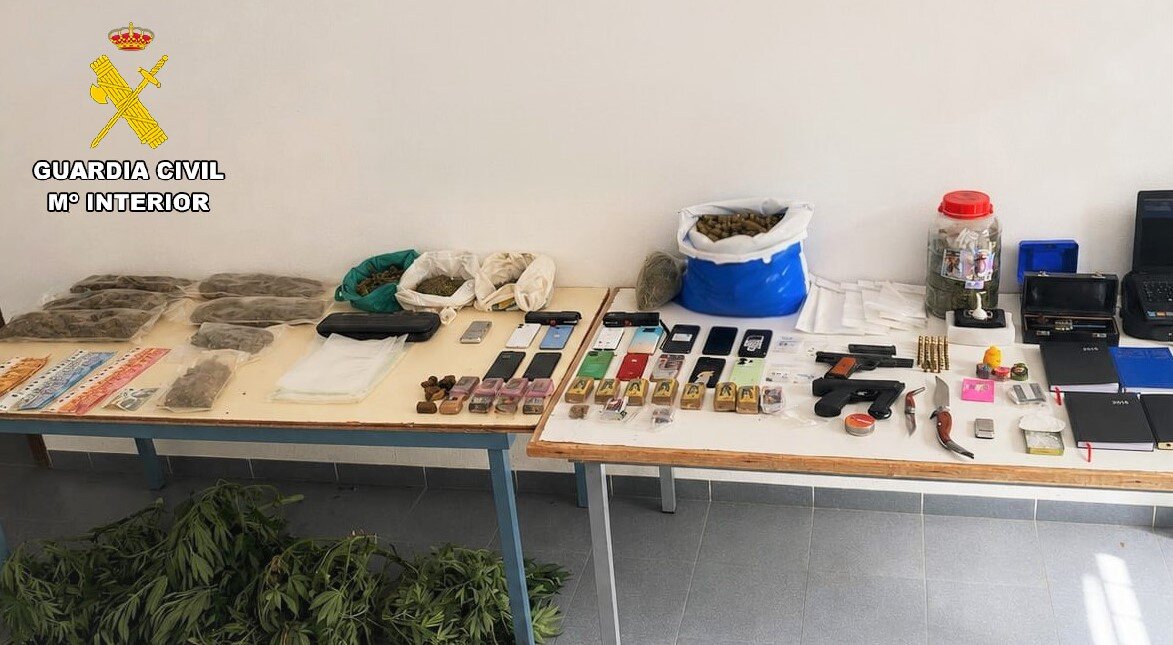 Desmantelados dos puntos de venta de droga en Torreperogil 