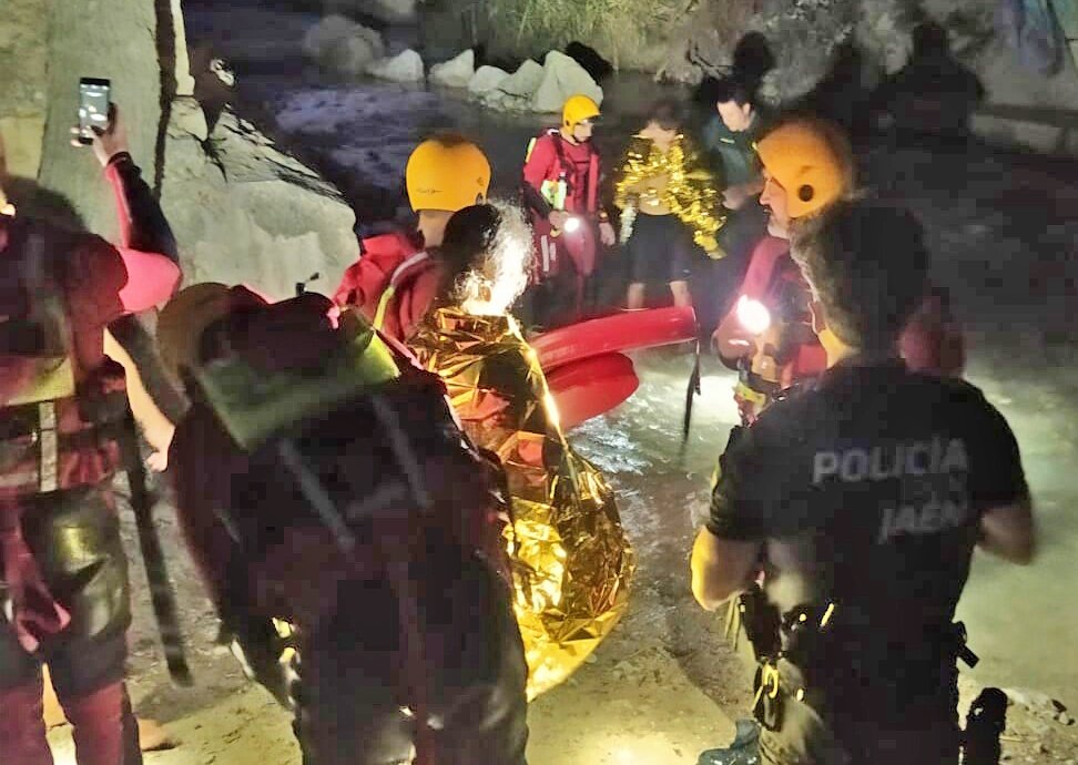 Bomberos de Jaén rescatan a un joven herido durante el descenso del río Eliche
