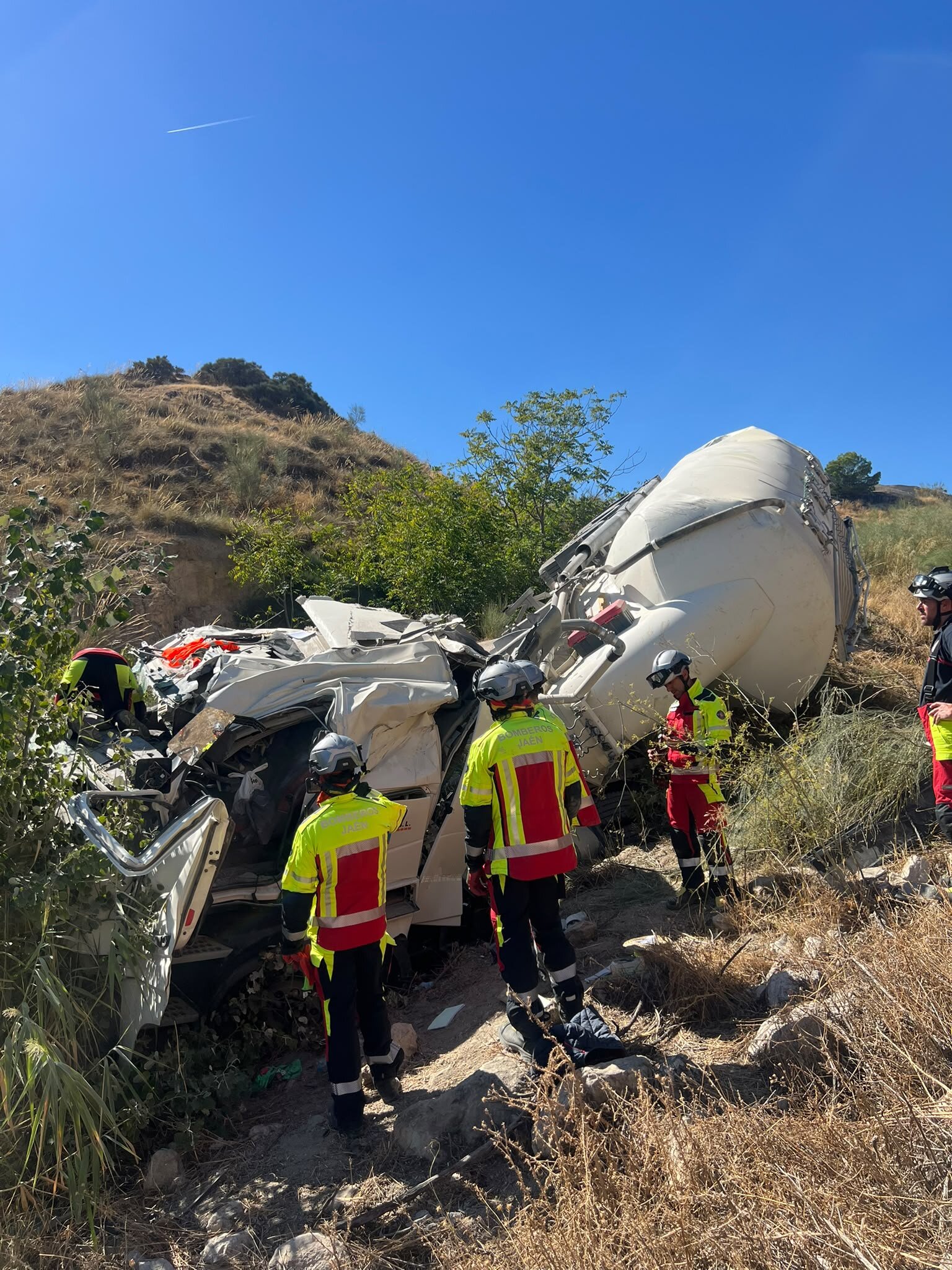 Un camionero es excarcelado tras salirse de la vía con un vehículo de mercancías peligrosas