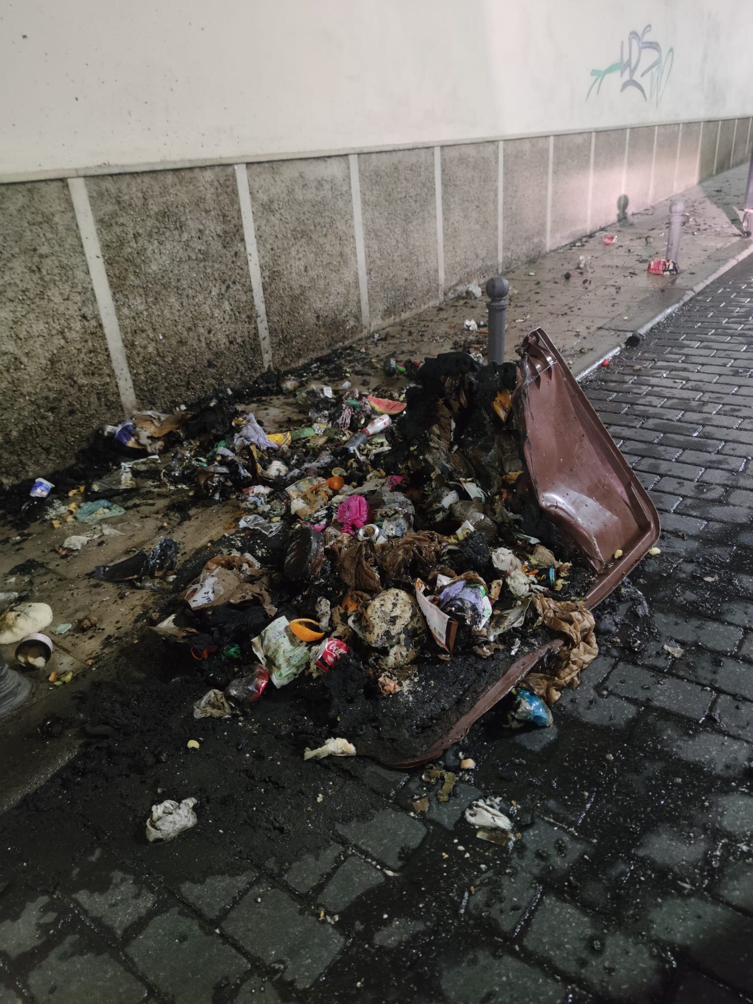 Detenido un menor por incendiar un contenedor en el barrio de San Ildefonso