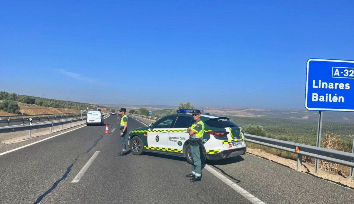 Un conductor, investigado tras recorrer más de siete kilómetros en sentido contrario por la A-32