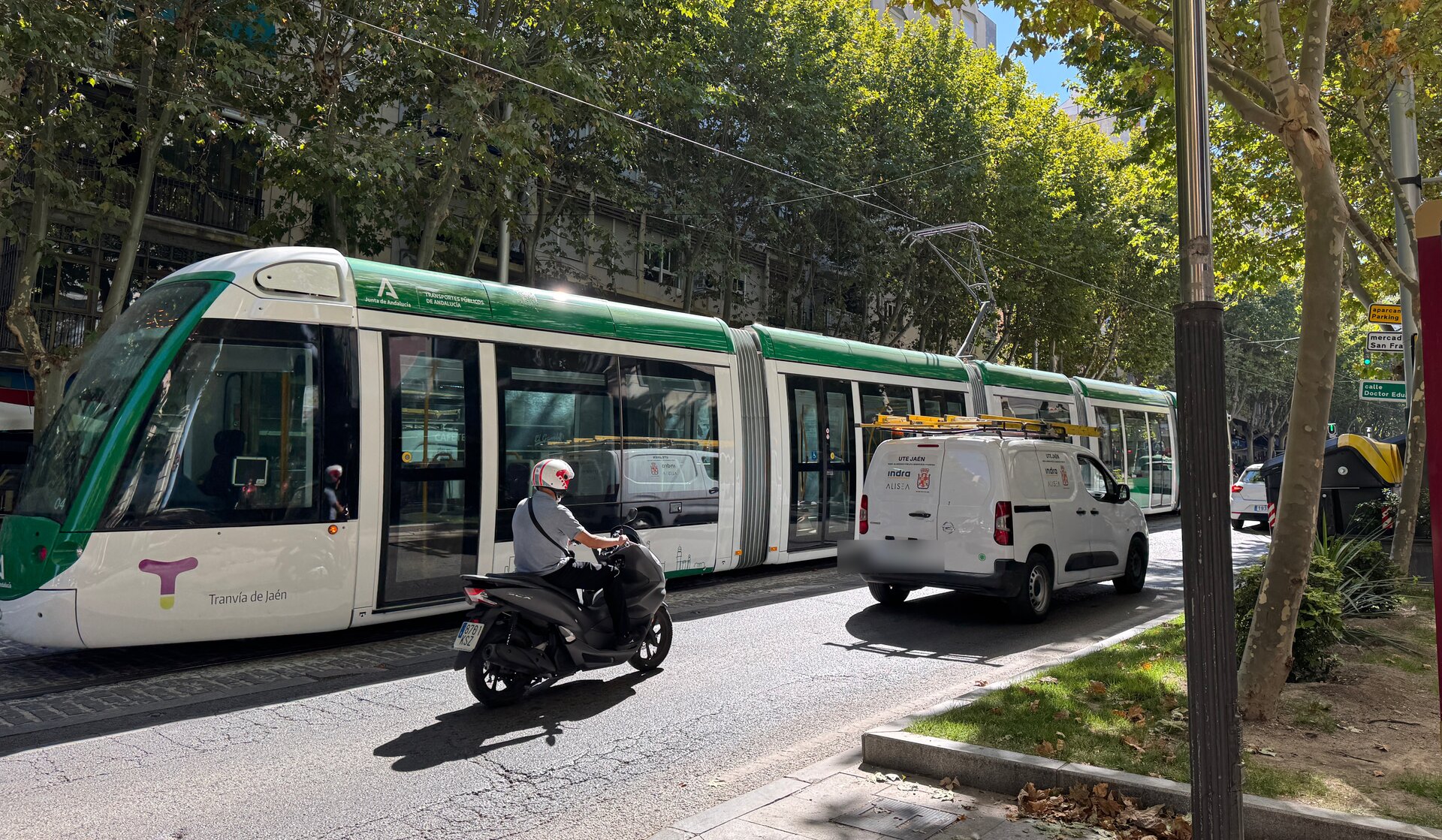 Comienza el cambio de sentido del tráfico en el Paseo de la Estación por el tranvía