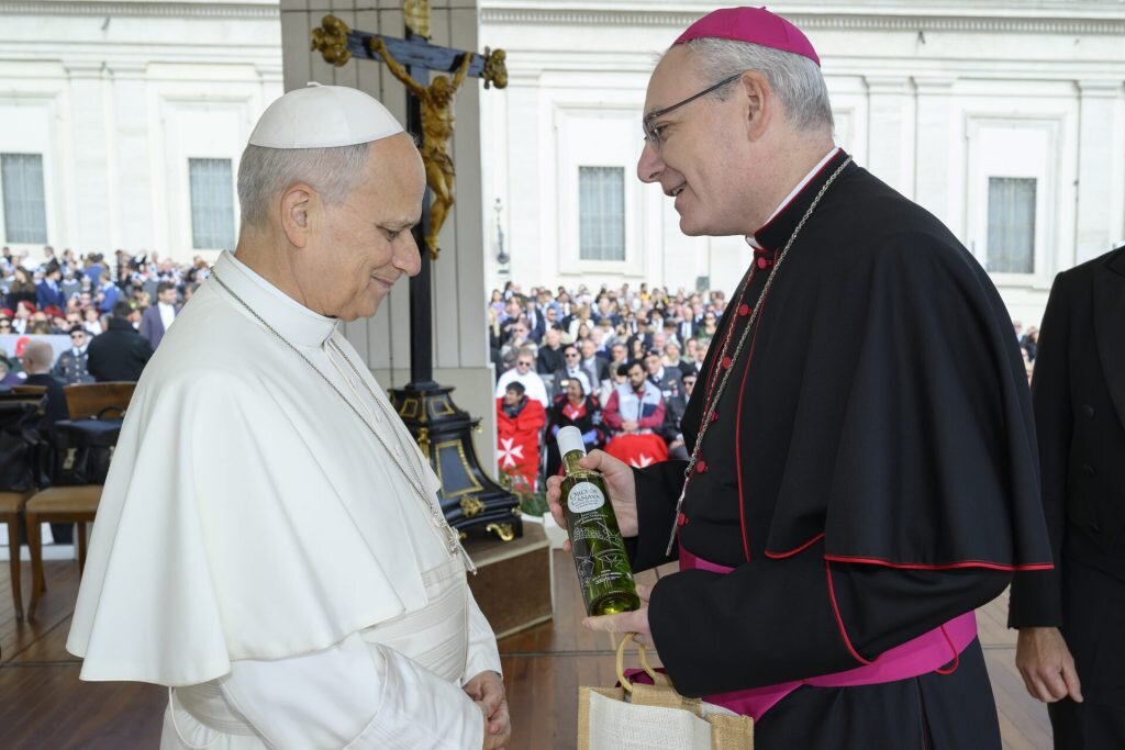 El obispo de Jaén lleva al Papa León XIV aceite de la nueva cosecha de Jimena