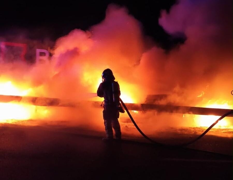 Un camión arde tras sufrir un accidente en la A-323 