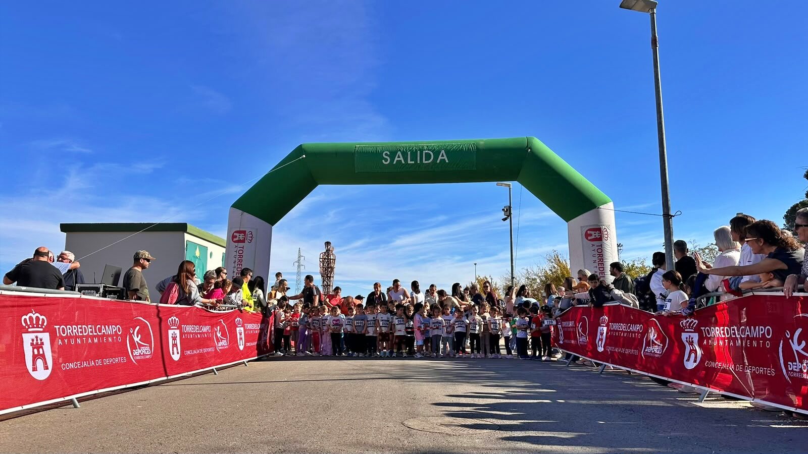 Los escolares de Torredelcampo toman la salida en el XIV Campeonato de Campo a Través