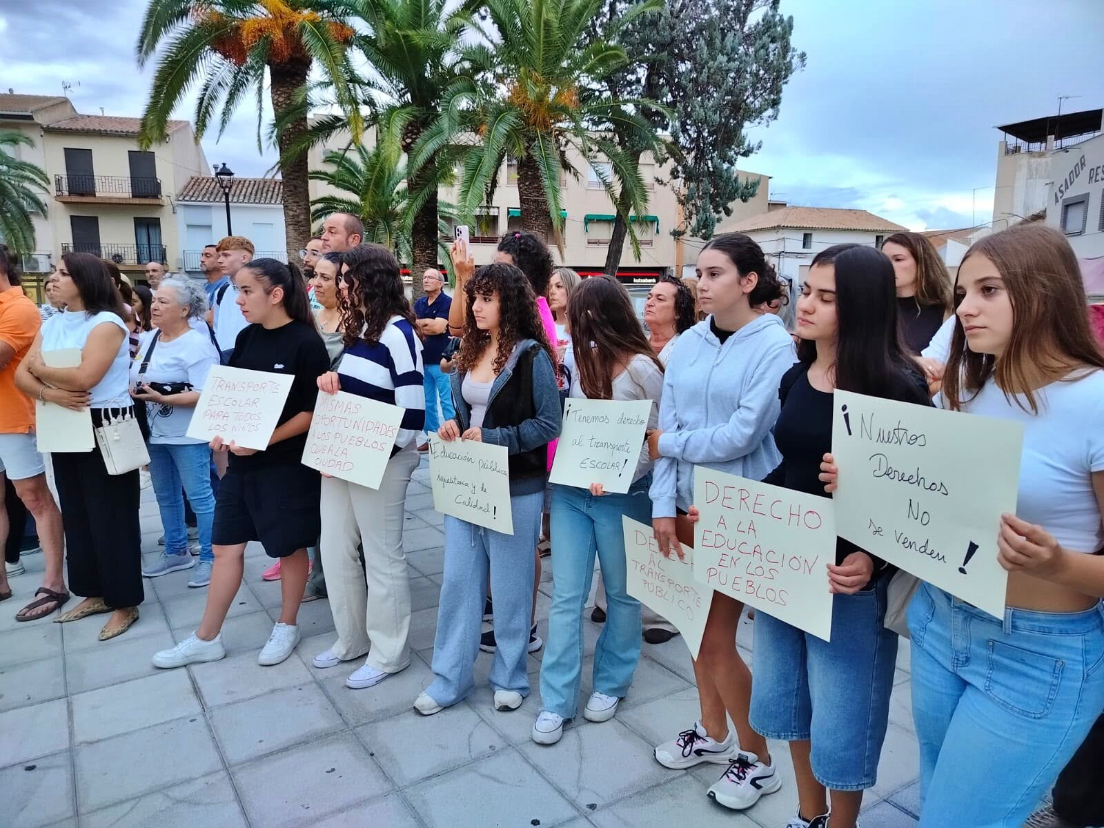Las familias de Villatorres reclaman dos autobuses escolares y anuncian una sentada