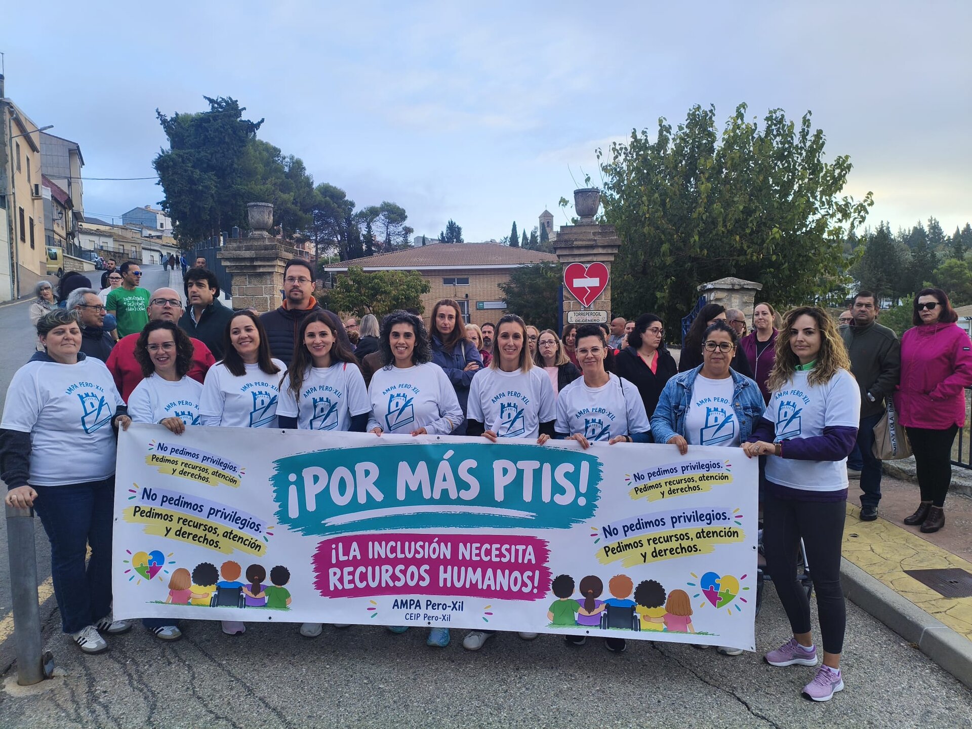 Familias del colegio Pero-Xil de Torreperogil salen a la calle para exigir personal de apoyo